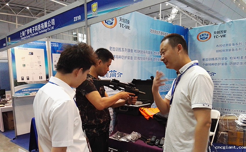 taptap官方唯一入口总经理给客户介绍产品